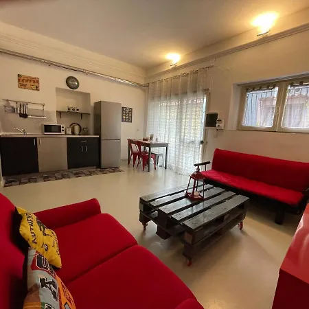 #garibaldi 05 - Old Town Apartment *